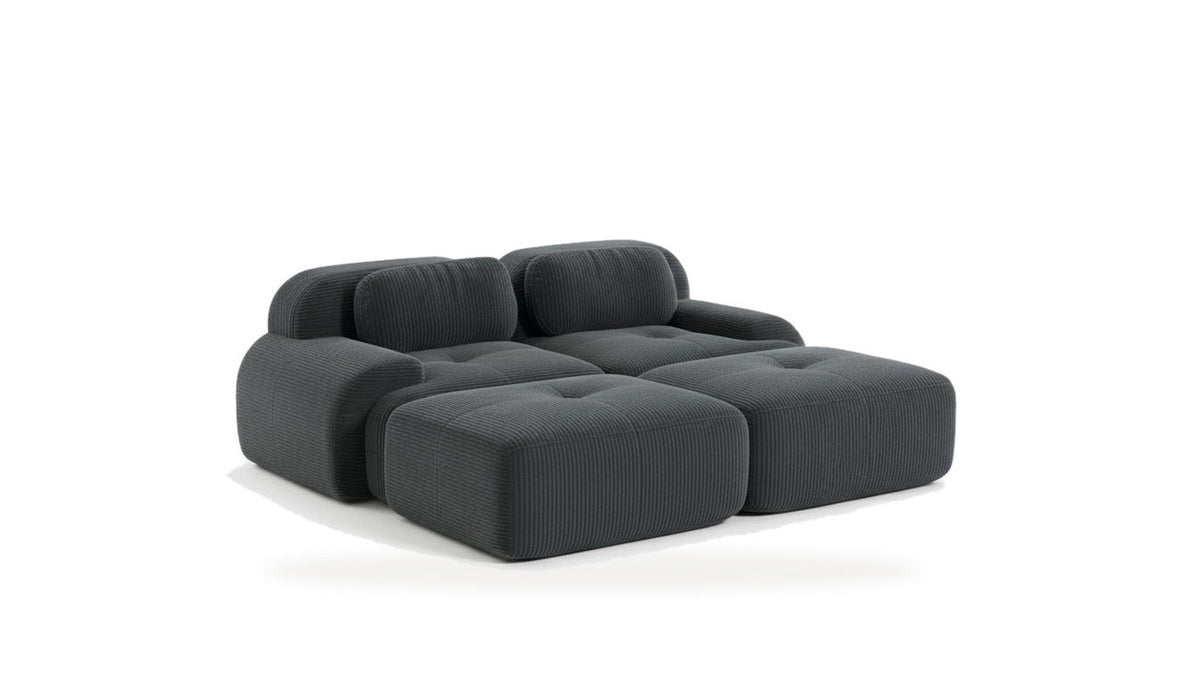 Canapé 2 places avec poufs gris, vue de trois quarts sur fond blanc