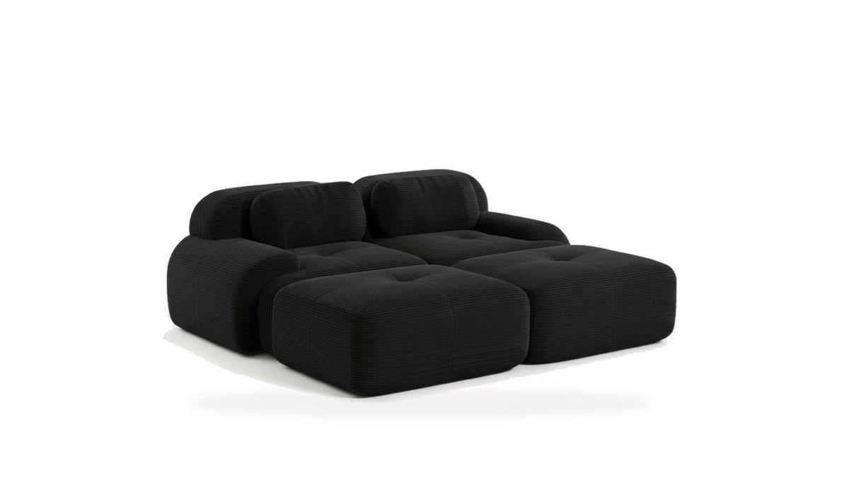 Canapé 2 places avec poufs noir, vue de trois quarts sur fond blanc