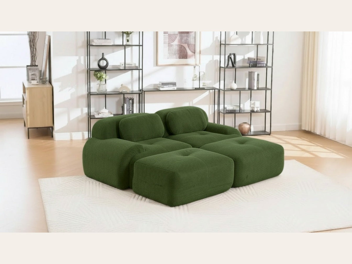 Canapé 2 places avec poufs vert, de trois quarts dans un salon