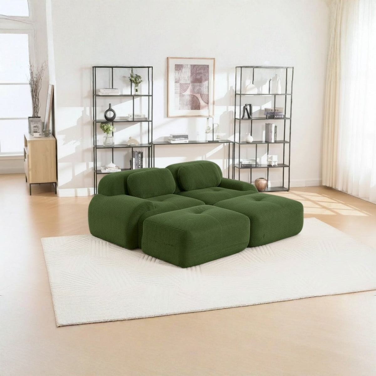 Canapé 2 places avec poufs vert, de trois quarts dans un salon