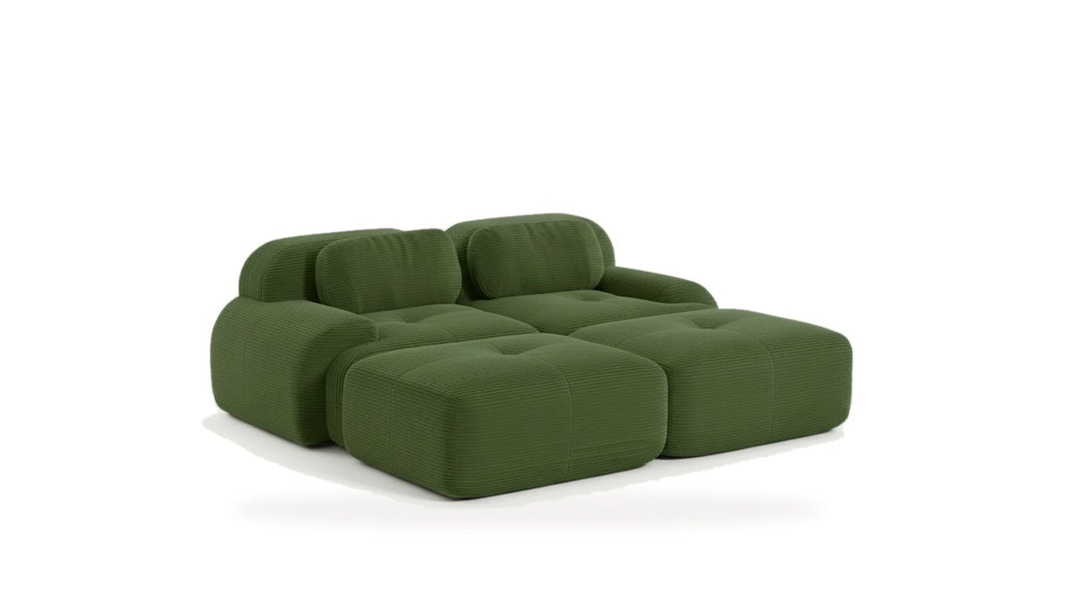 Canapé 2 places avec poufs vert, vue de trois quarts sur fond blanc