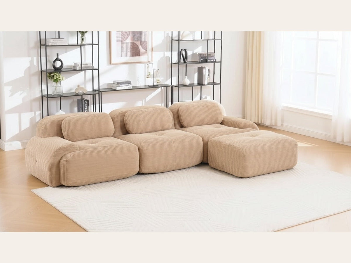 Canapé méridienne 3 places beige, de trois quarts dans un salon