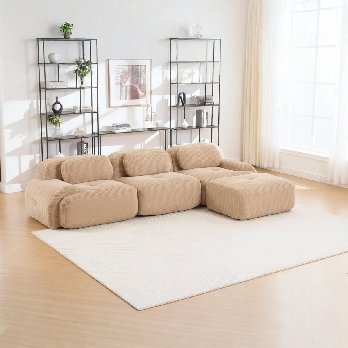 Canapé méridienne 3 places beige, de trois quarts dans un salon