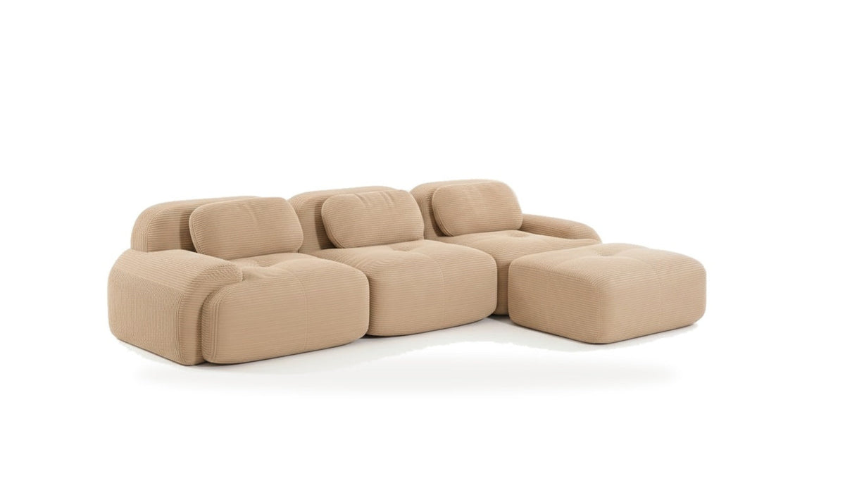 Canapé méridienne 3 places beige, vue de trois quarts sur fond blanc