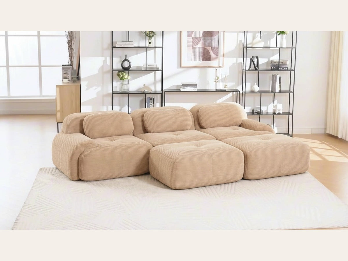 Canapé 3 places avec poufs beige, de trois quarts dans un salon