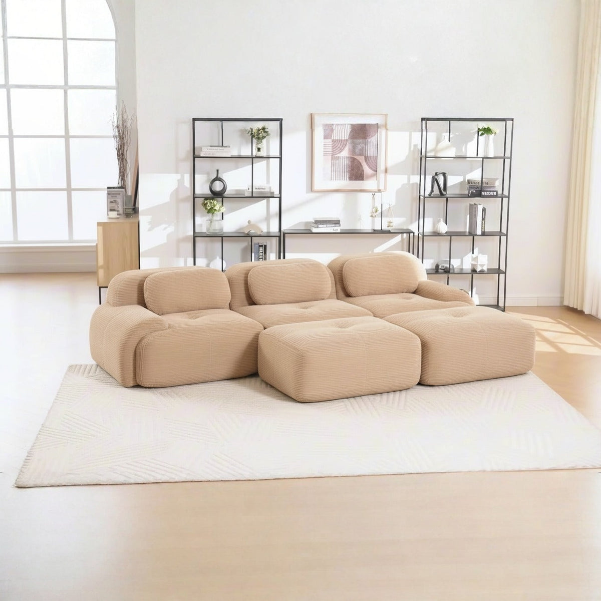 Canapé 3 places avec poufs beige, de trois quarts dans un salon