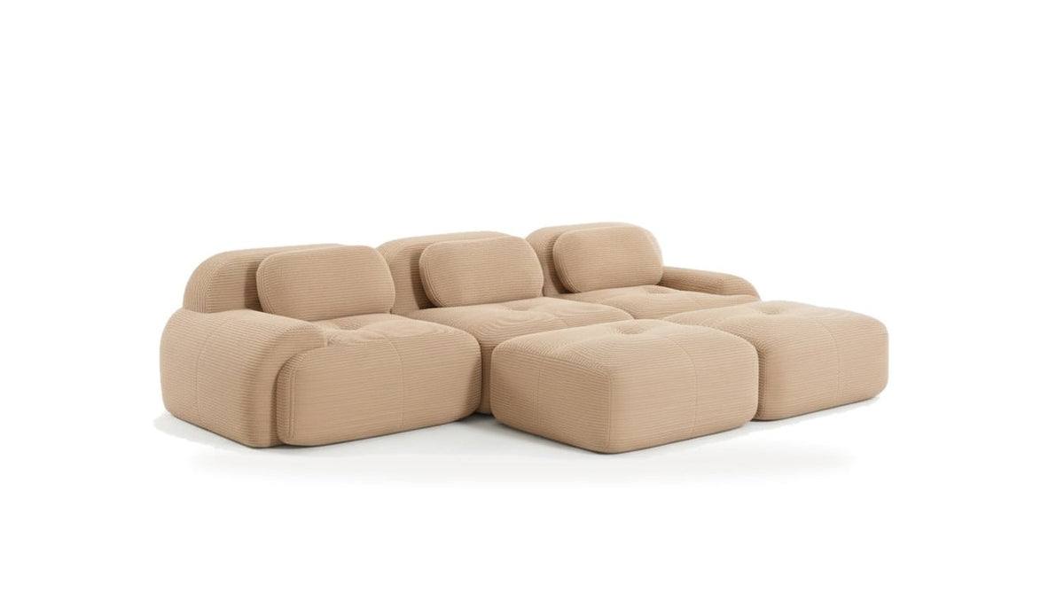 Canapé 3 places avec poufs beige, vue de trois quarts sur fond blanc
