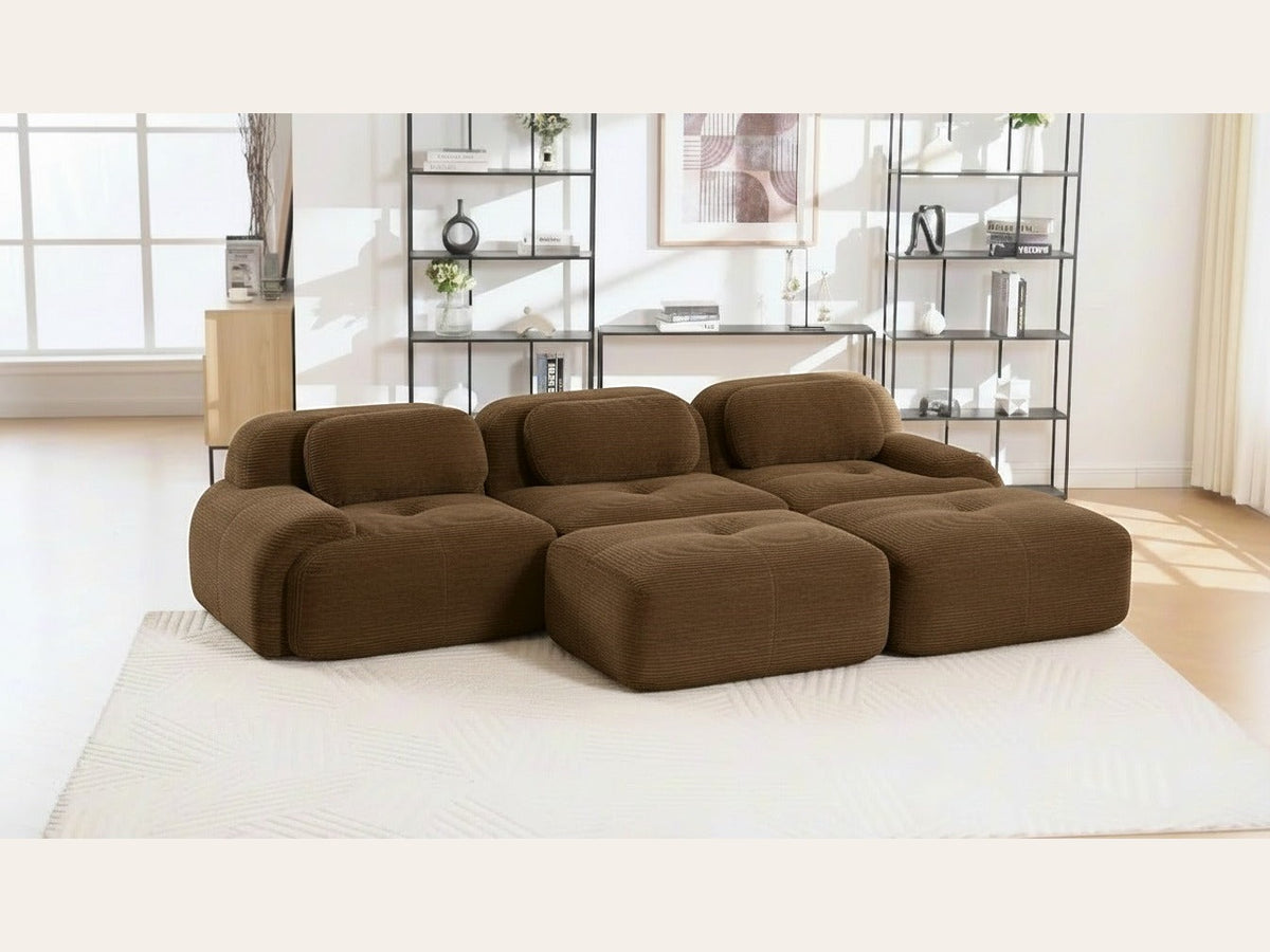 Canapé 3 places avec poufs brun, de trois quarts dans un salon