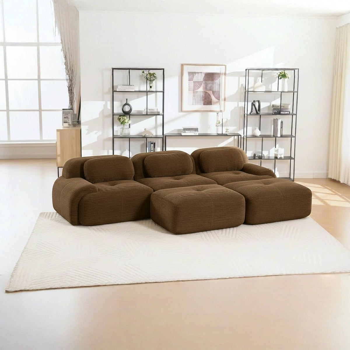 Canapé 3 places avec poufs brun, de trois quarts dans un salon