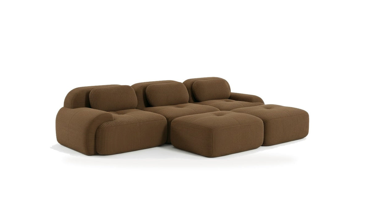 Canapé 3 places avec poufs brun, vue de trois quarts sur fond blanc