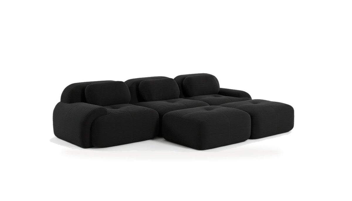 Canapé 3 places avec poufs noir, vue de trois quarts sur fond blanc