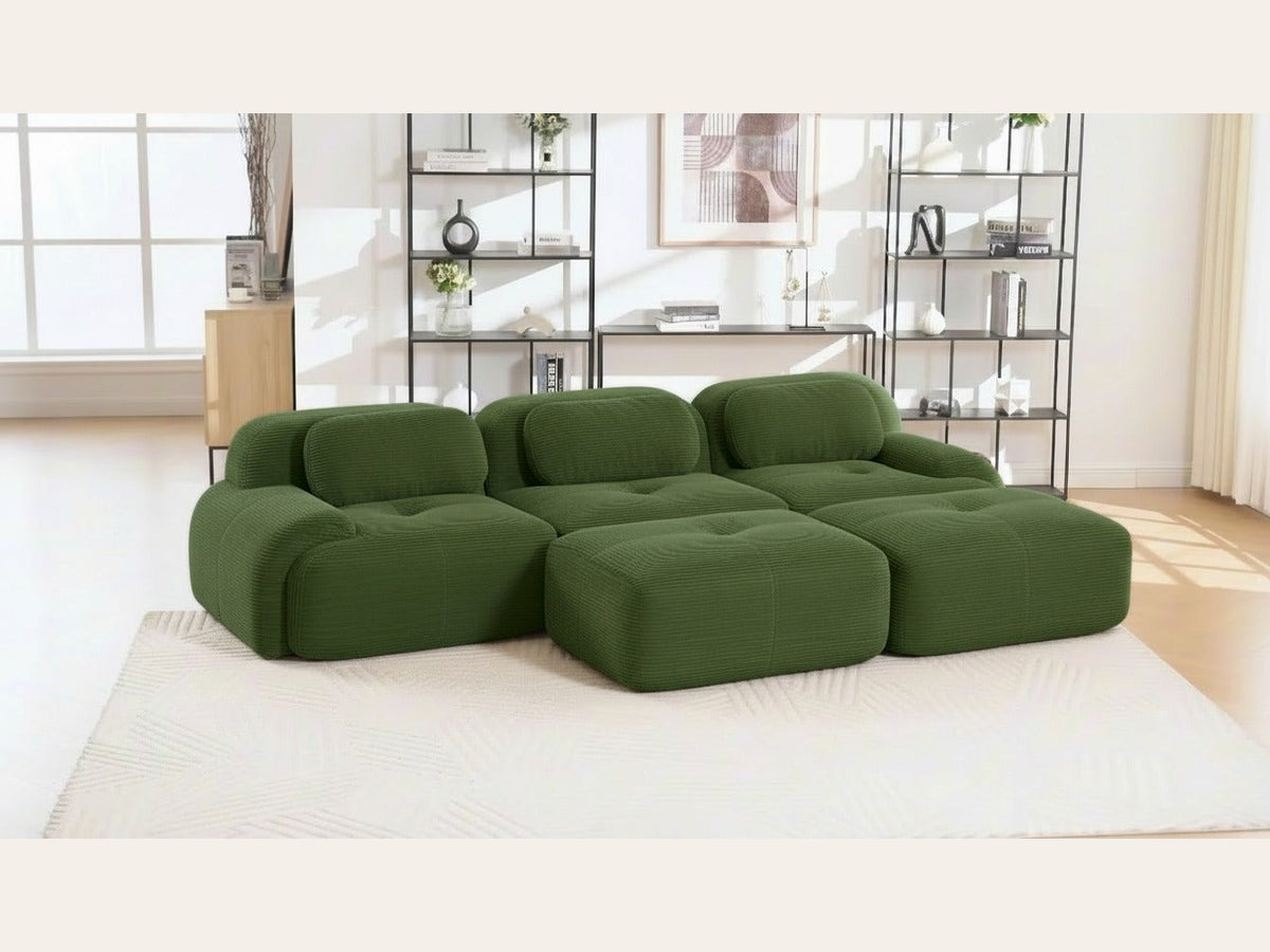 Canapé 3 places avec poufs vert, de trois quarts dans un salon