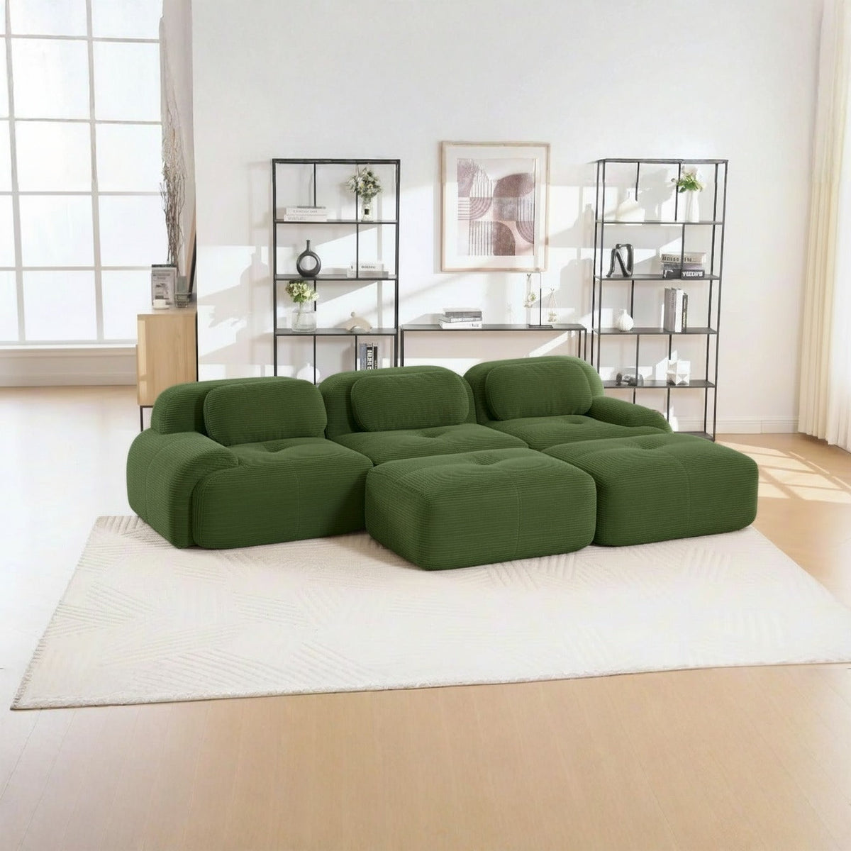 Canapé 3 places avec poufs vert, de trois quarts dans un salon