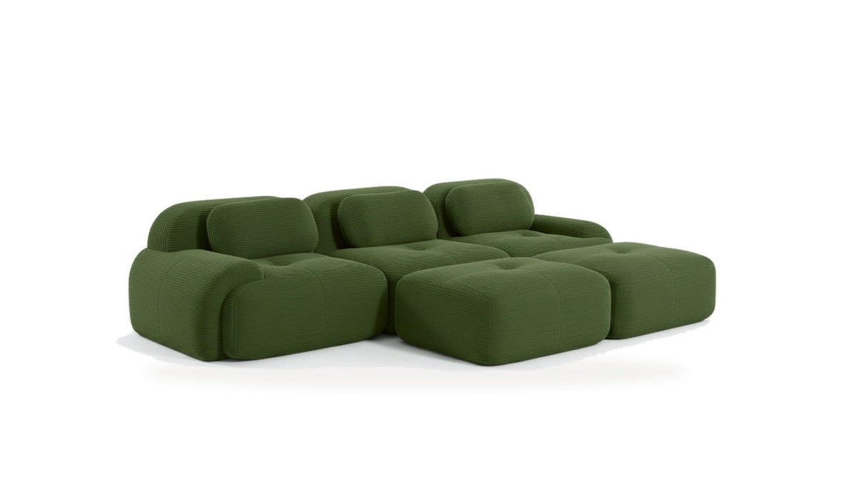 Canapé 3 places avec poufs vert, vue de trois quarts sur fond blanc