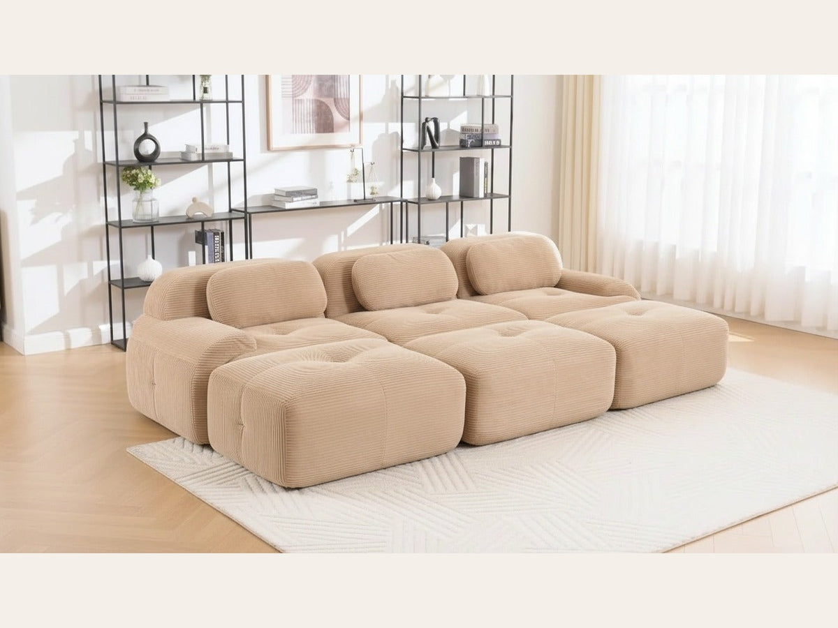 Canapé profond 3 places beige, de trois quarts dans un salon