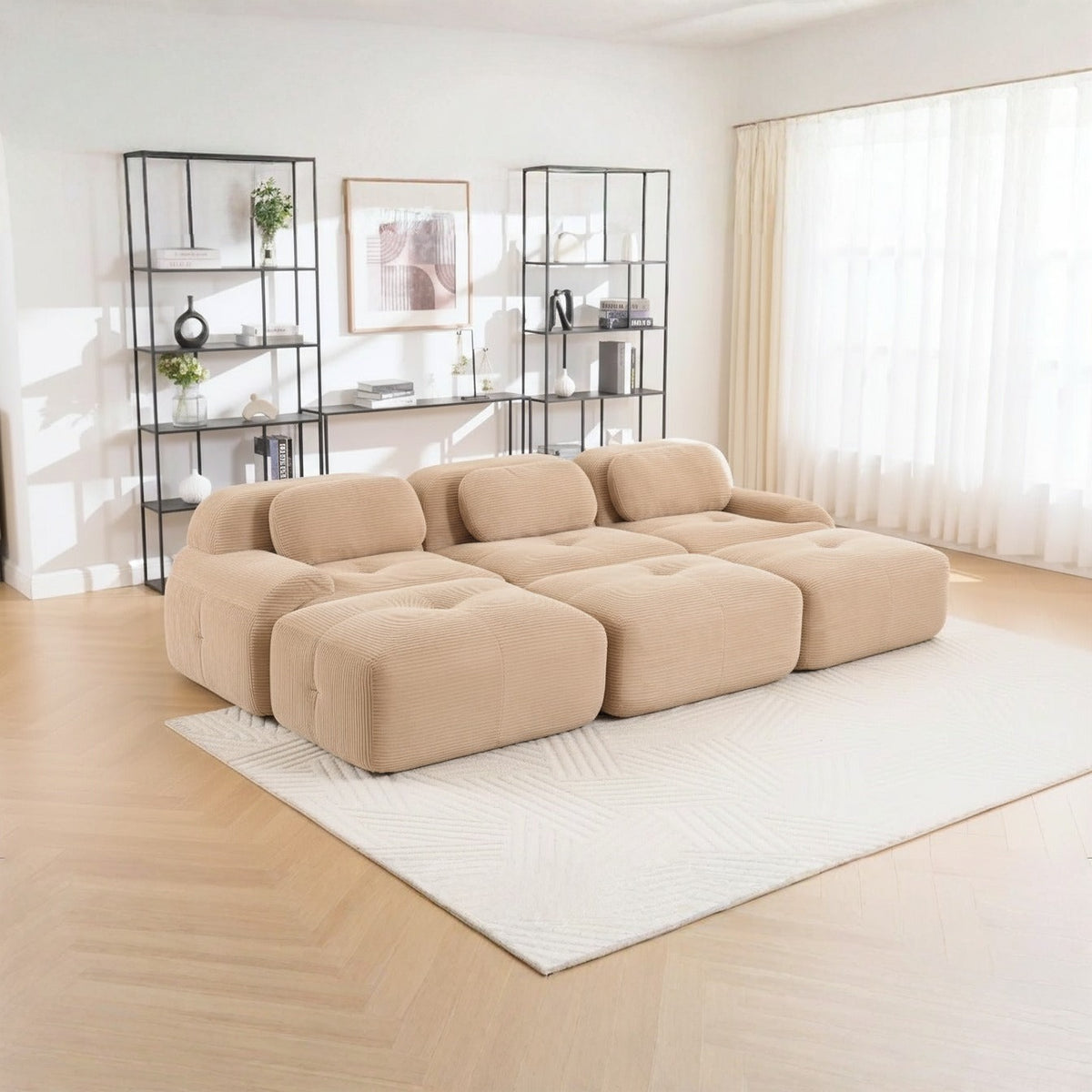 Canapé profond 3 places beige, de trois quarts dans un salon