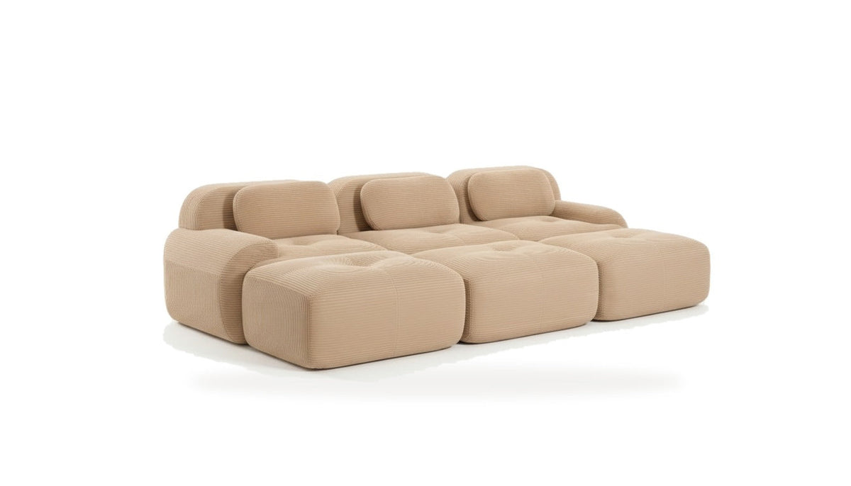 Canapé profond 3 places beige, vue de trois quarts sur fond blanc