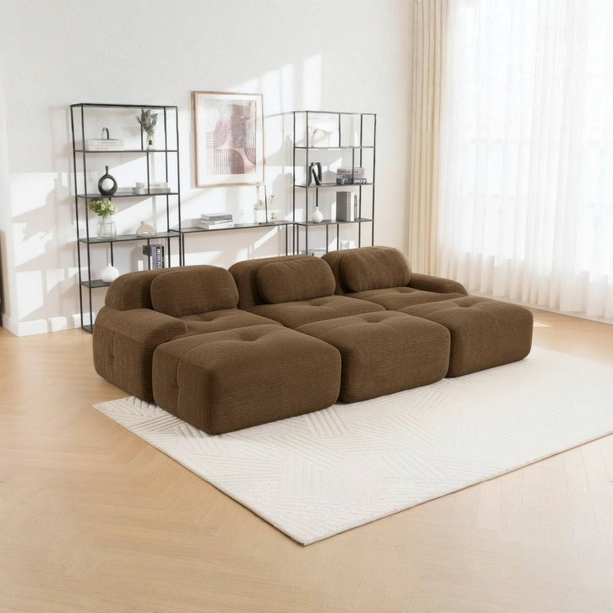 Canapé profond 3 places brun, de trois quarts dans un salon