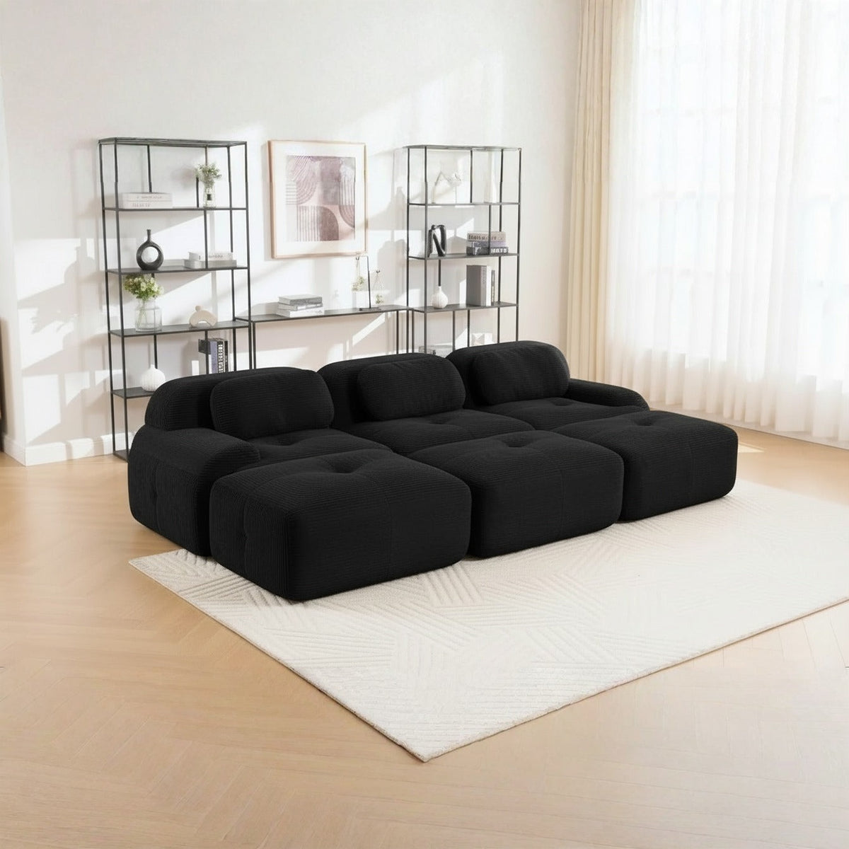 Canapé profond 3 places noir, de trois quarts dans un salon