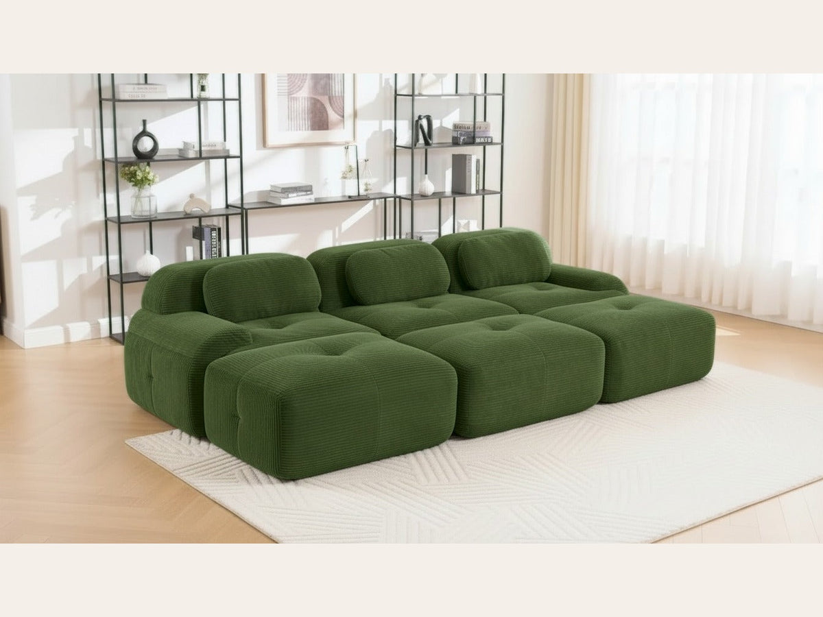 Canapé profond 3 places vert, de trois quarts dans un salon