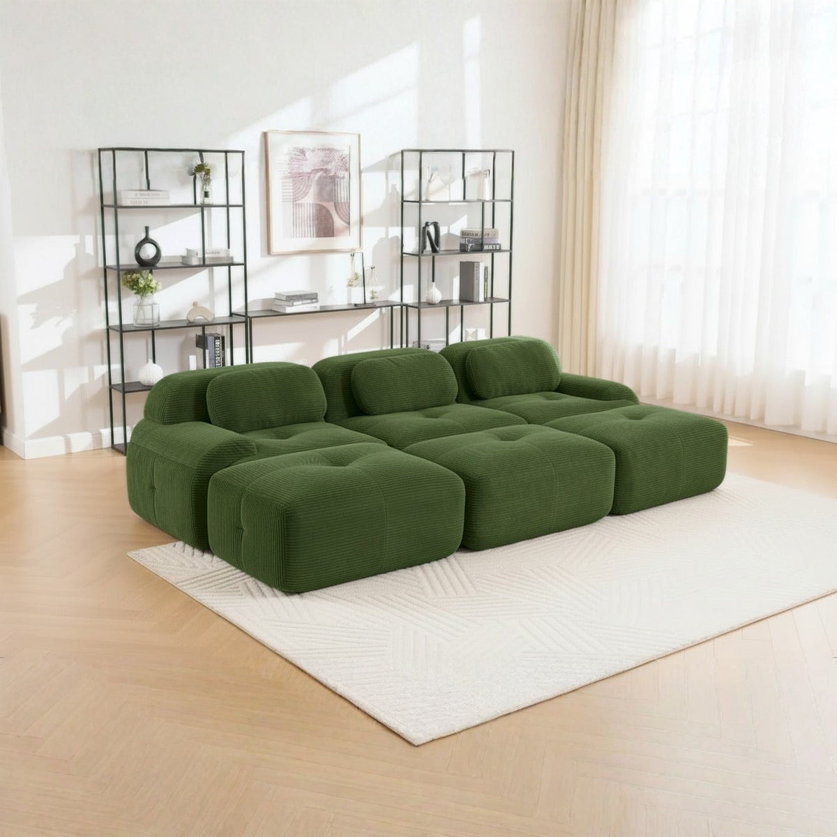 Canapé profond 3 places vert, de trois quarts dans un salon