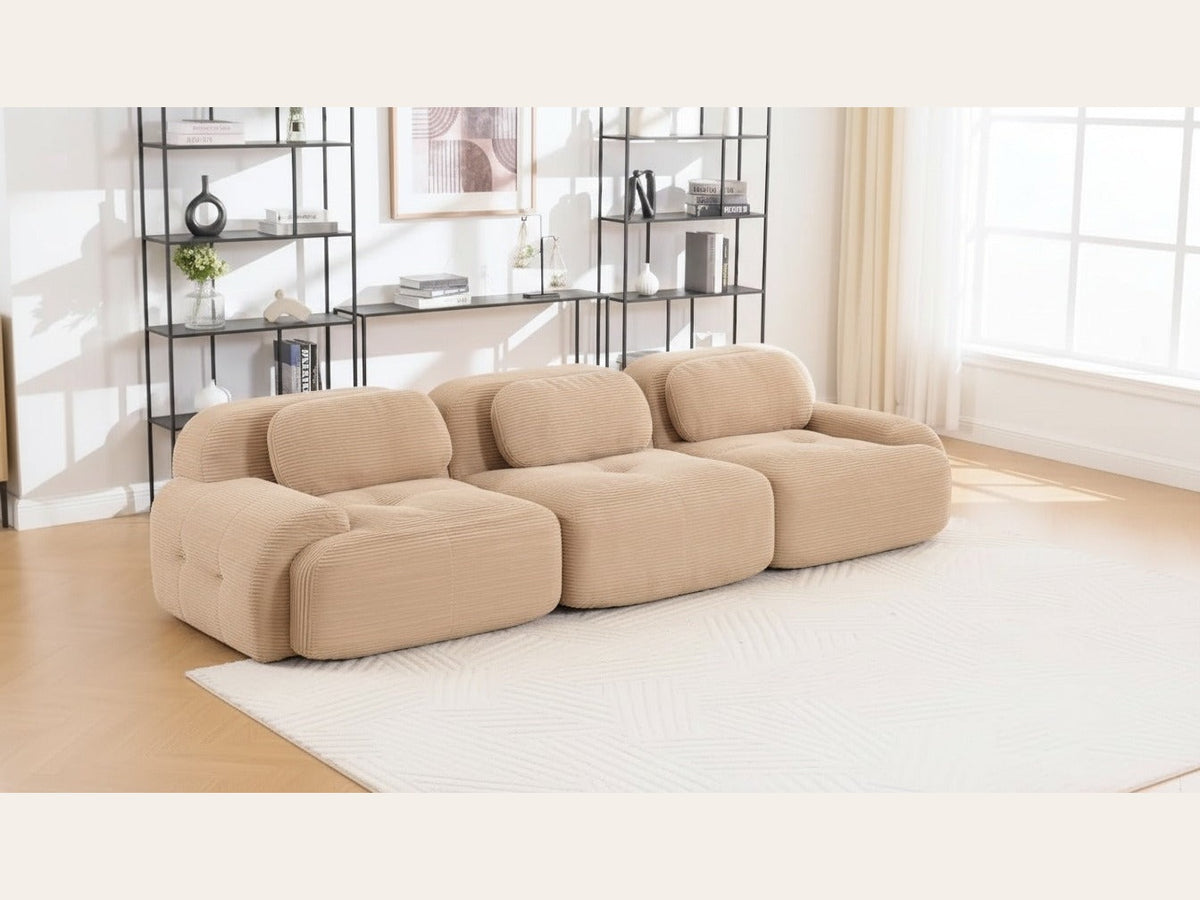 Canapé modulaire 3 places beige, de trois quarts dans un salon
