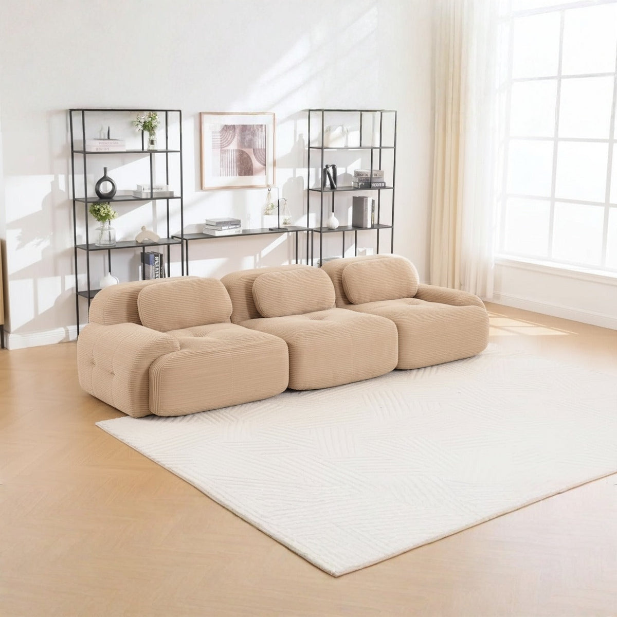Canapé modulaire 3 places beige, de trois quarts dans un salon