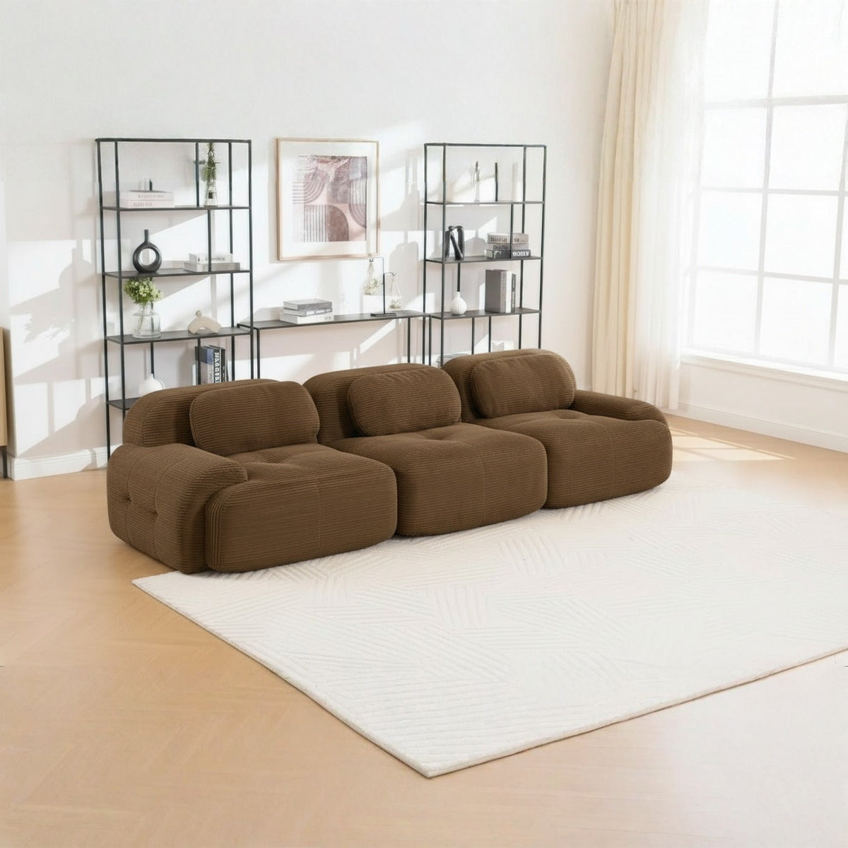 Canapé modulaire 3 places brun, de trois quarts dans un salon