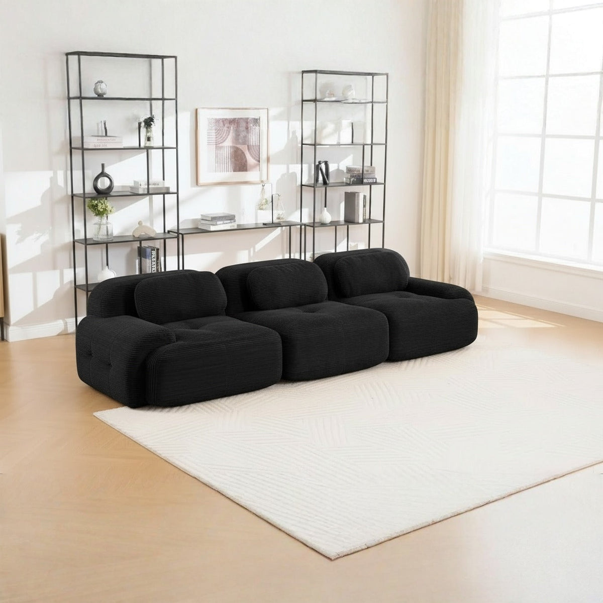 Canapé modulaire 3 places noir, de trois quarts dans un salon