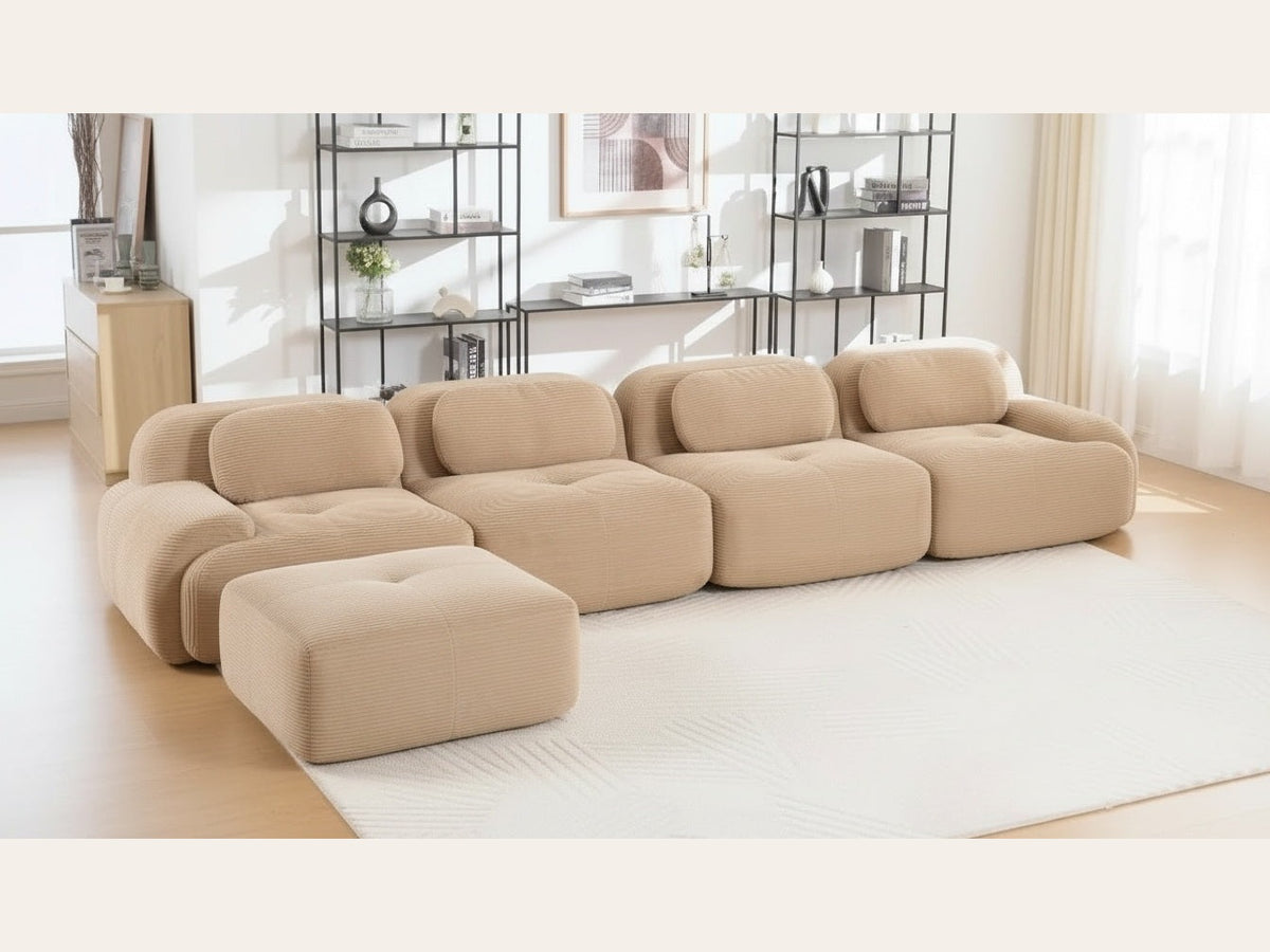 Canapé méridienne 4 places beige, de trois quarts dans un salon