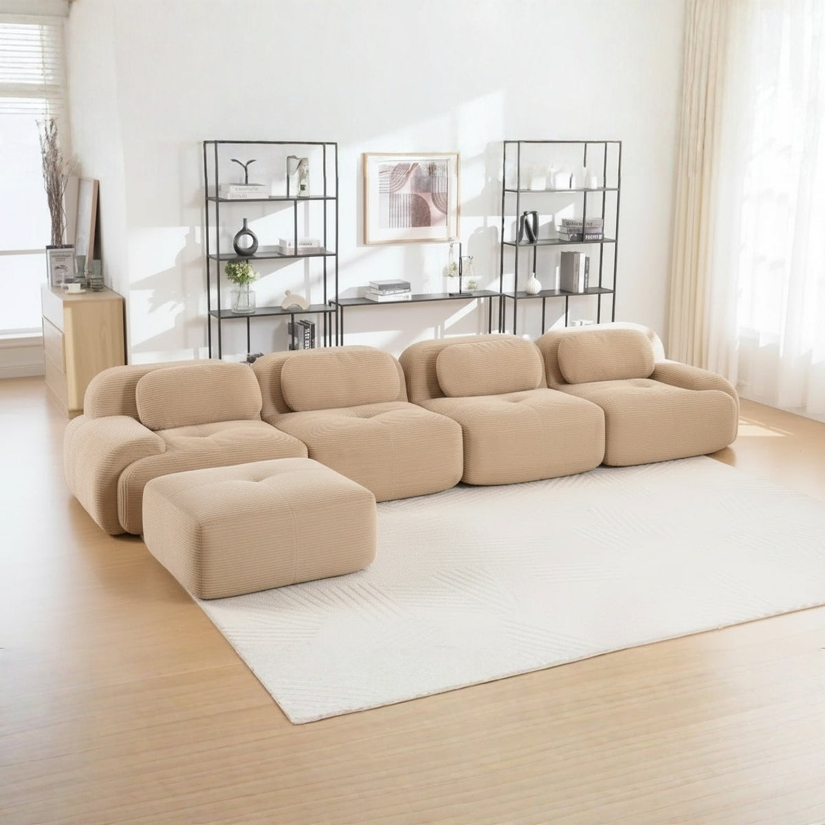 Canapé méridienne 4 places beige, de trois quarts dans un salon