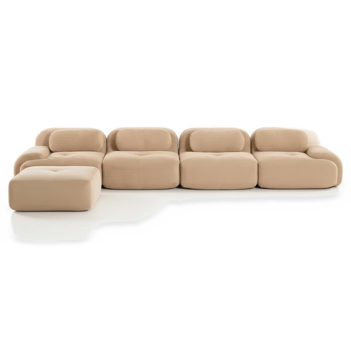 Canapé méridienne 4 places beige, vue de face sur fond blanc