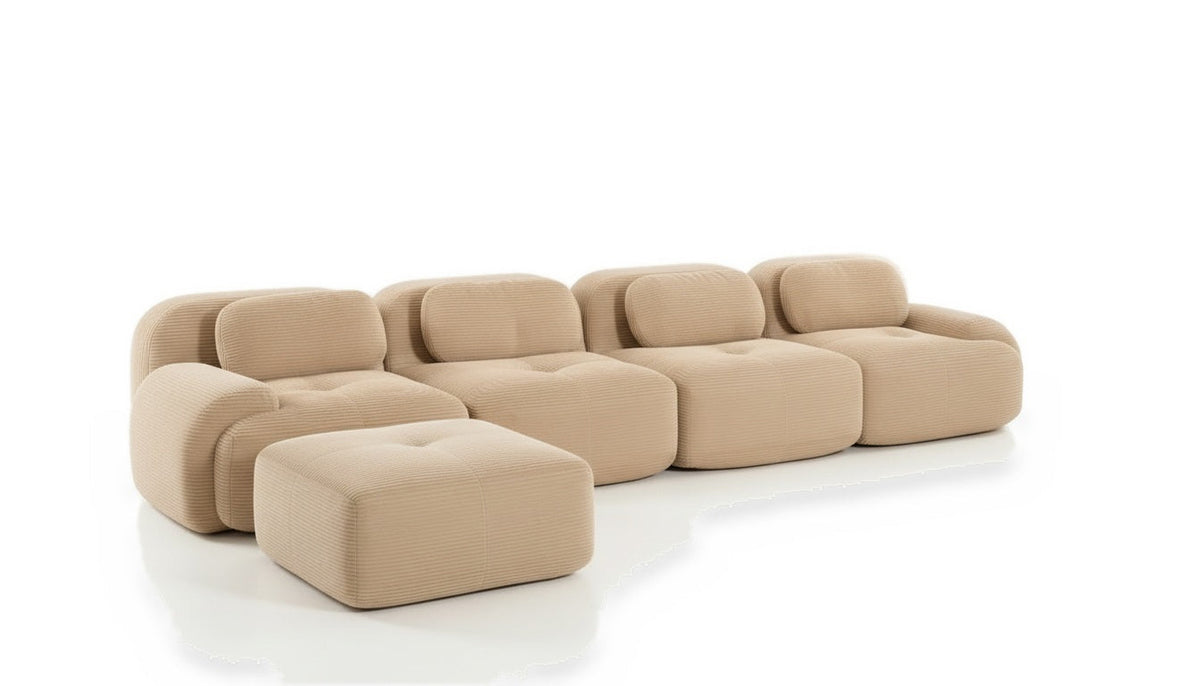 Canapé méridienne 4 places beige, vue de trois quarts sur fond blanc
