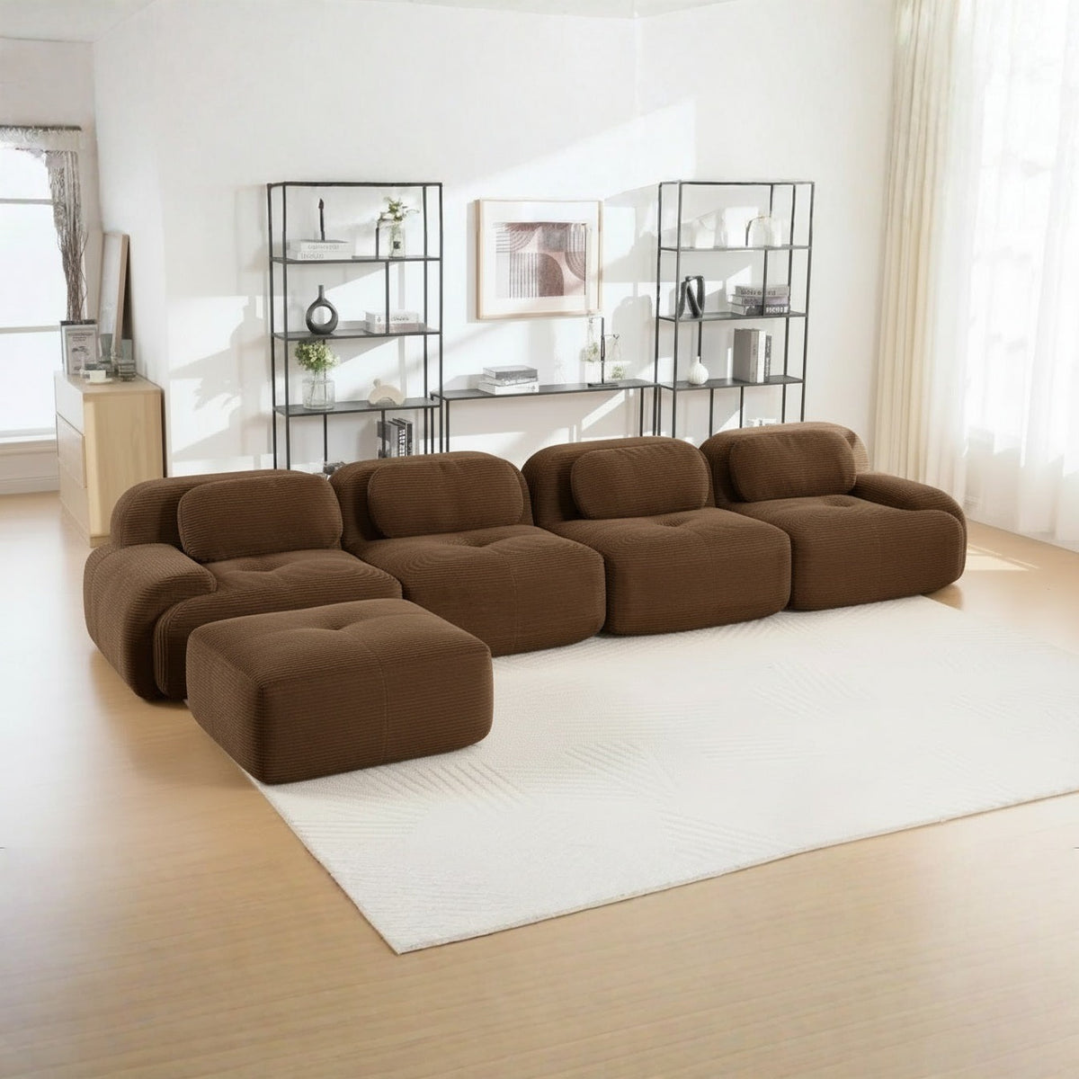 Canapé méridienne 4 places brun, de trois quarts dans un salon