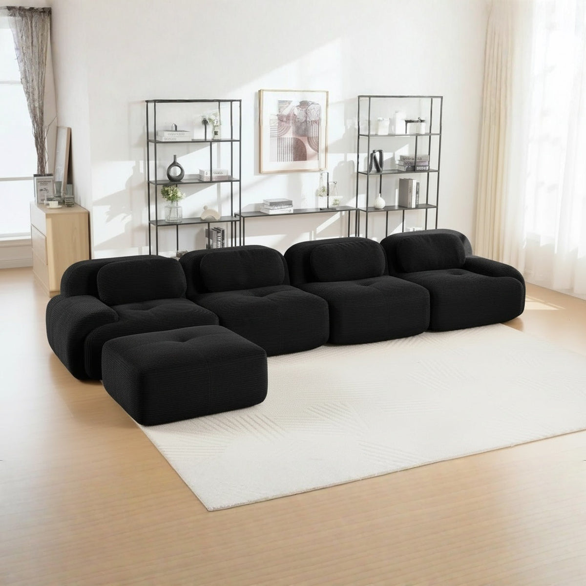 Canapé méridienne 4 places noir, de trois quarts dans un salon