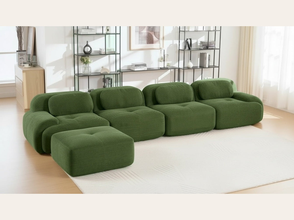 Canapé méridienne 4 places vert, de trois quarts dans un salon