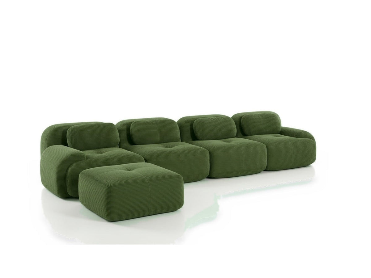 Canapé méridienne 4 places vert, vue de trois quarts sur fond blanc