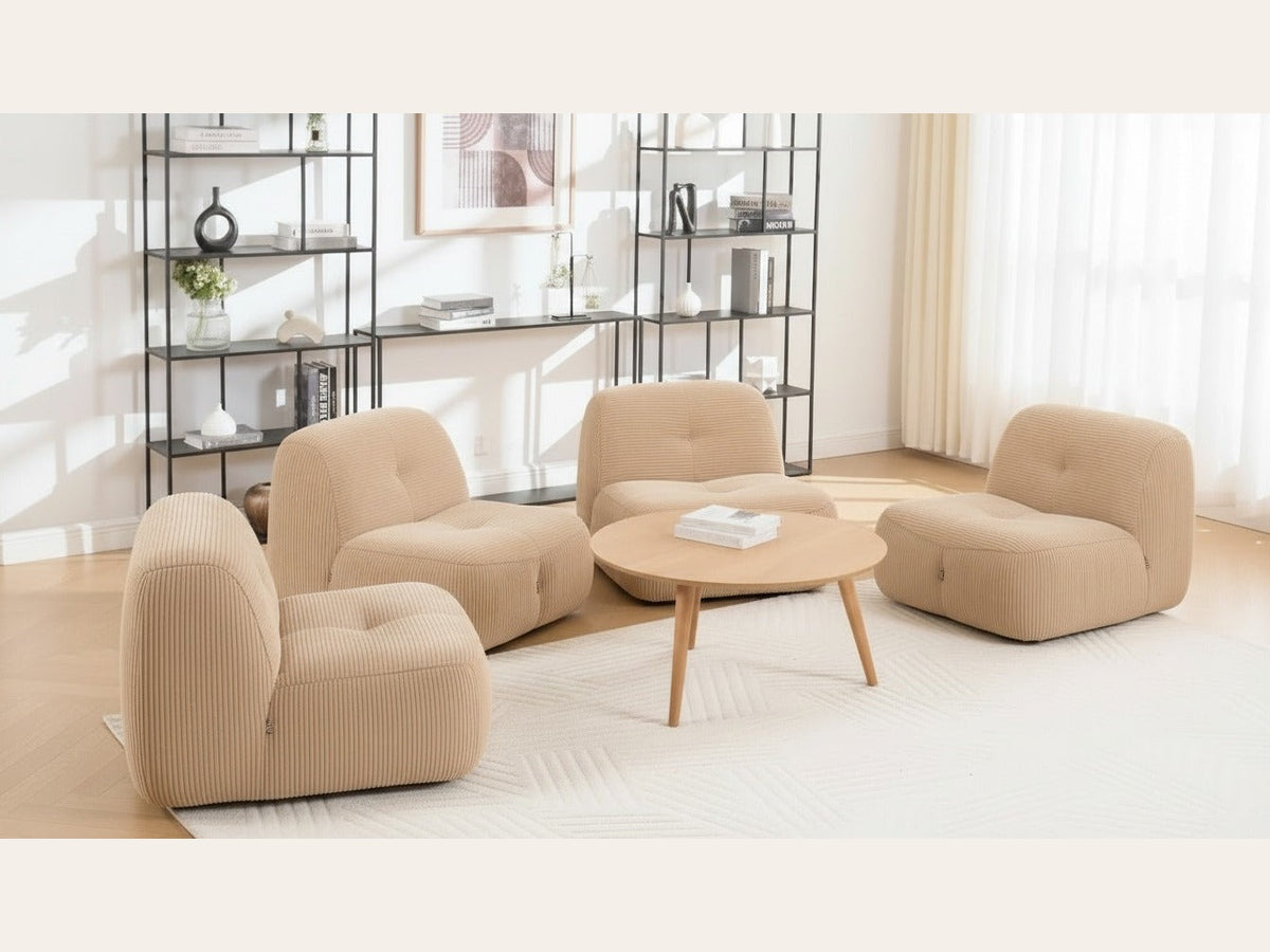 Lot de 4 fauteuils beige, de trois quarts dans un salon