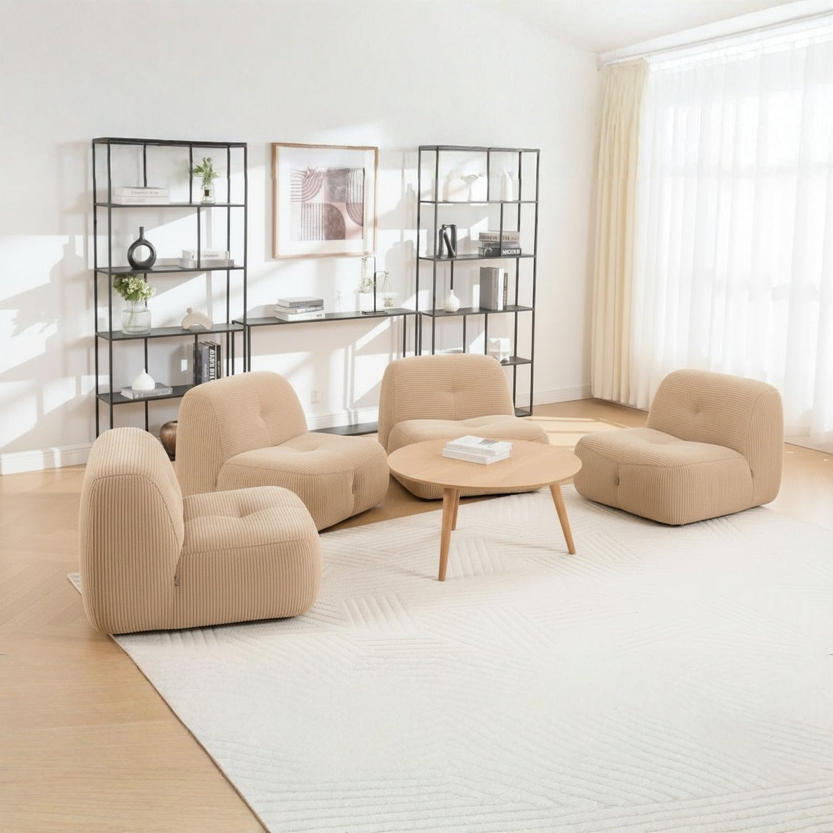 Lot de 4 fauteuils beige, de trois quarts dans un salon