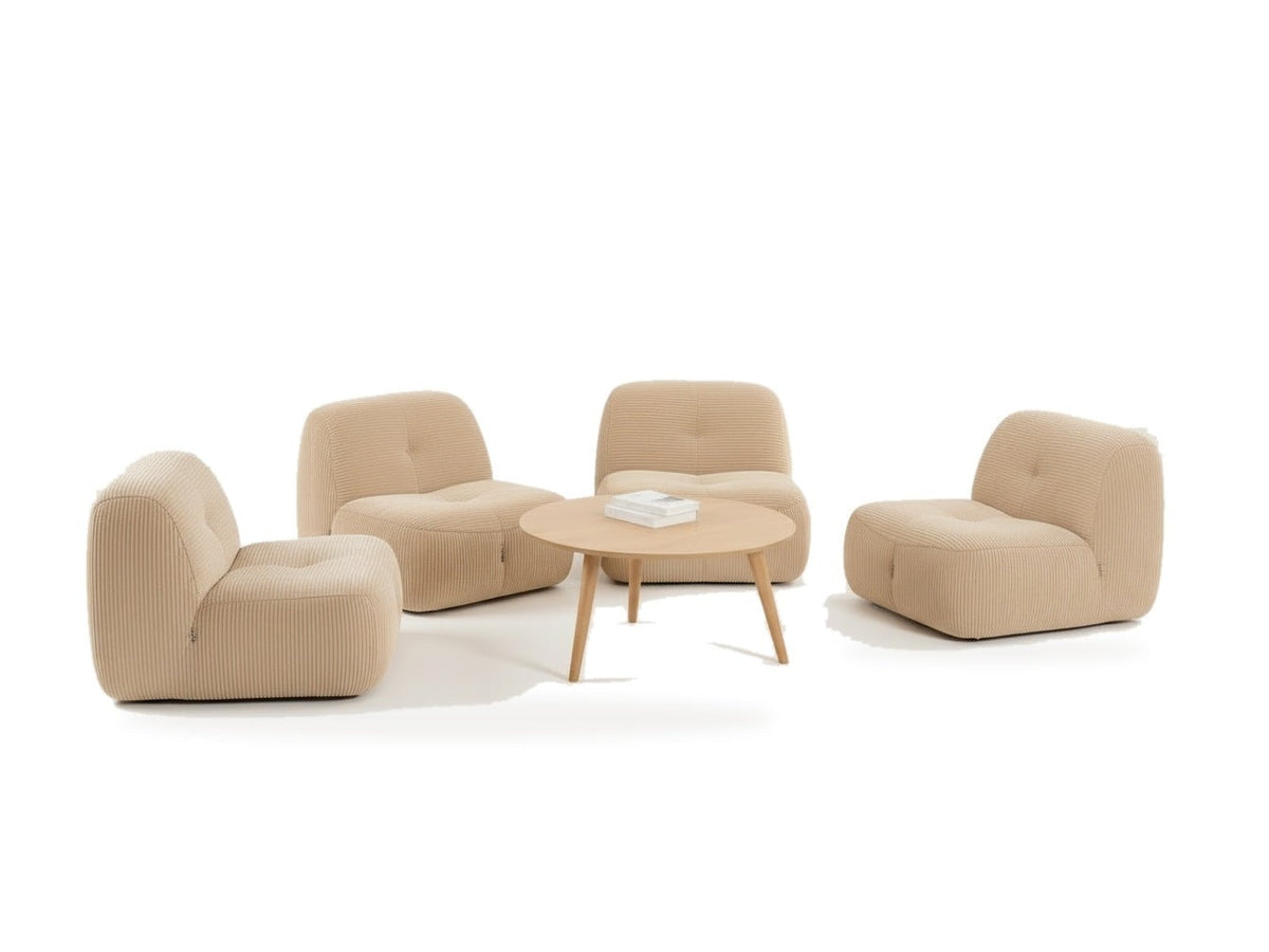 Lot de 4 fauteuils beige, vue de trois quarts sur fond blanc