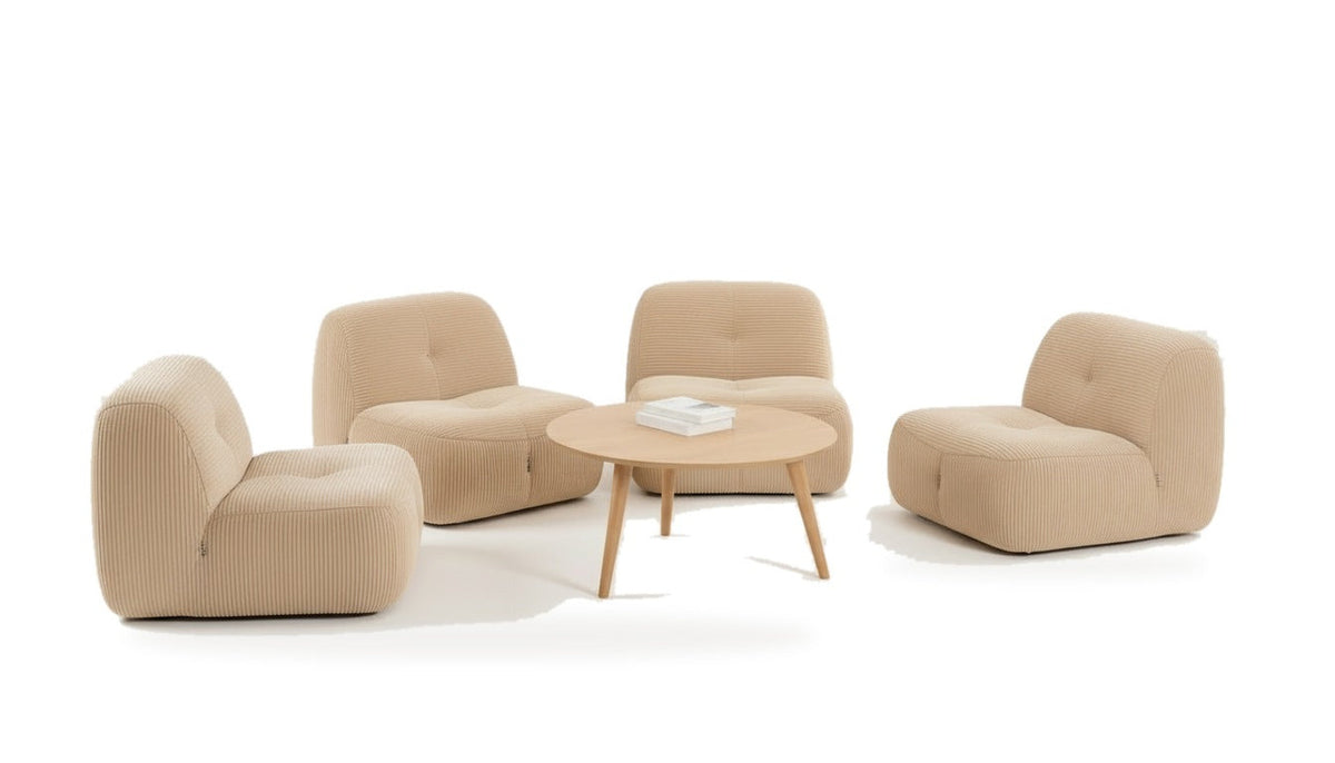 Lot de 4 fauteuils beige, vue de trois quarts sur fond blanc