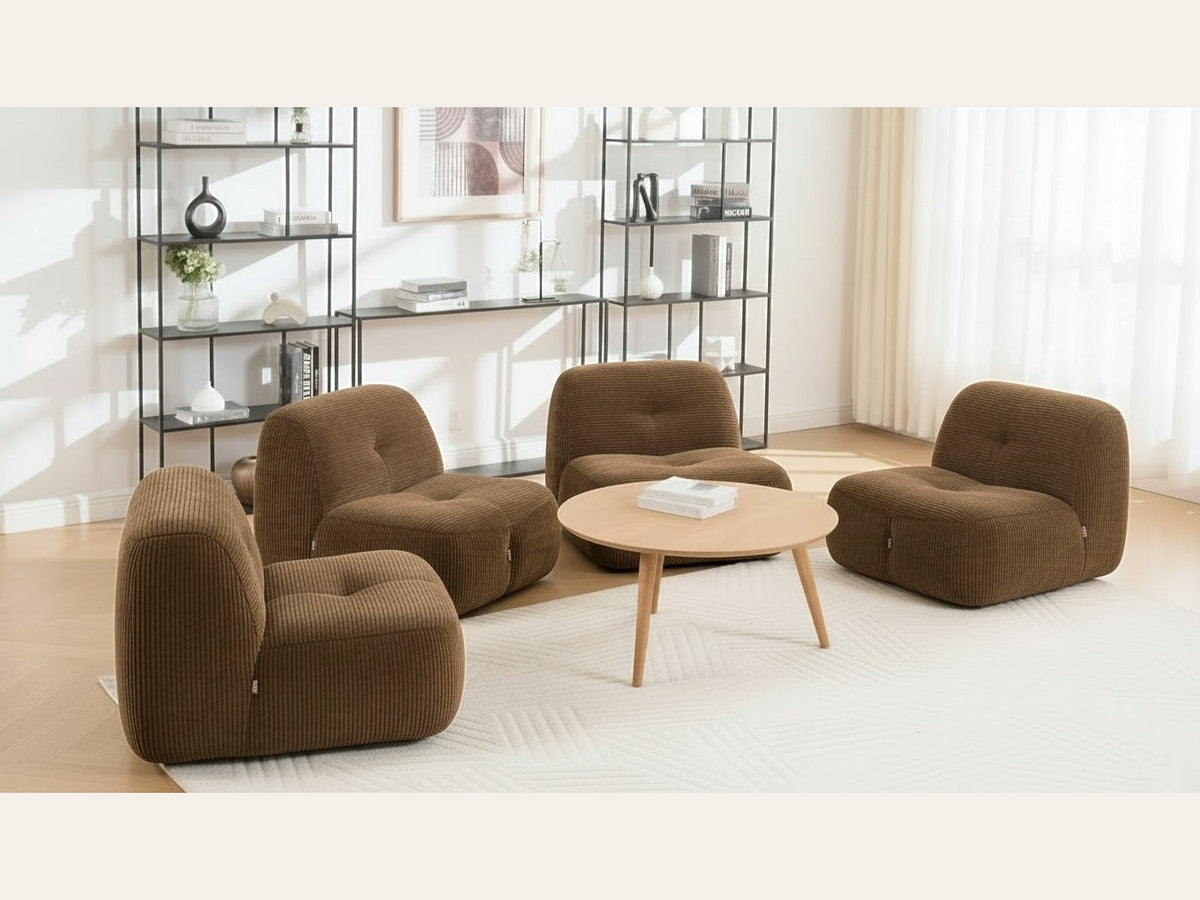 Lot de 4 fauteuils brun, de trois quarts dans un salon