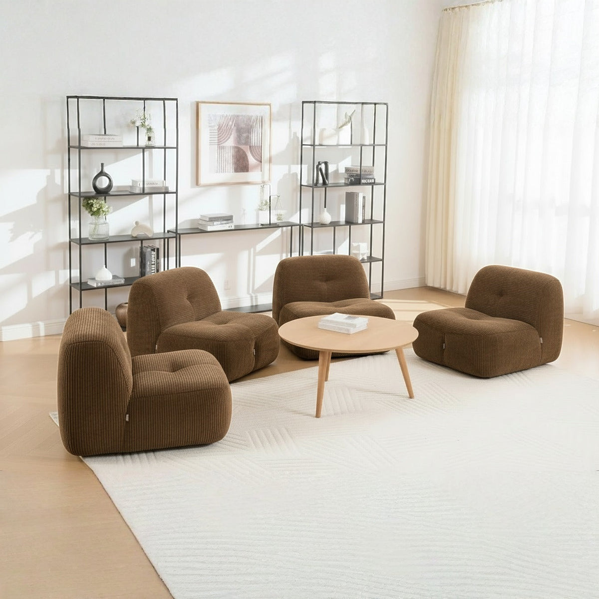 Lot de 4 fauteuils brun, de trois quarts dans un salon