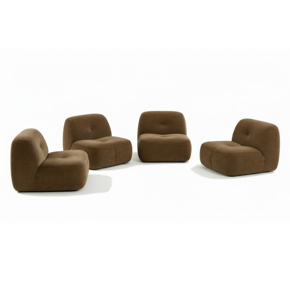 Lot de 4 fauteuils brun, vue de trois quarts sur fond blanc