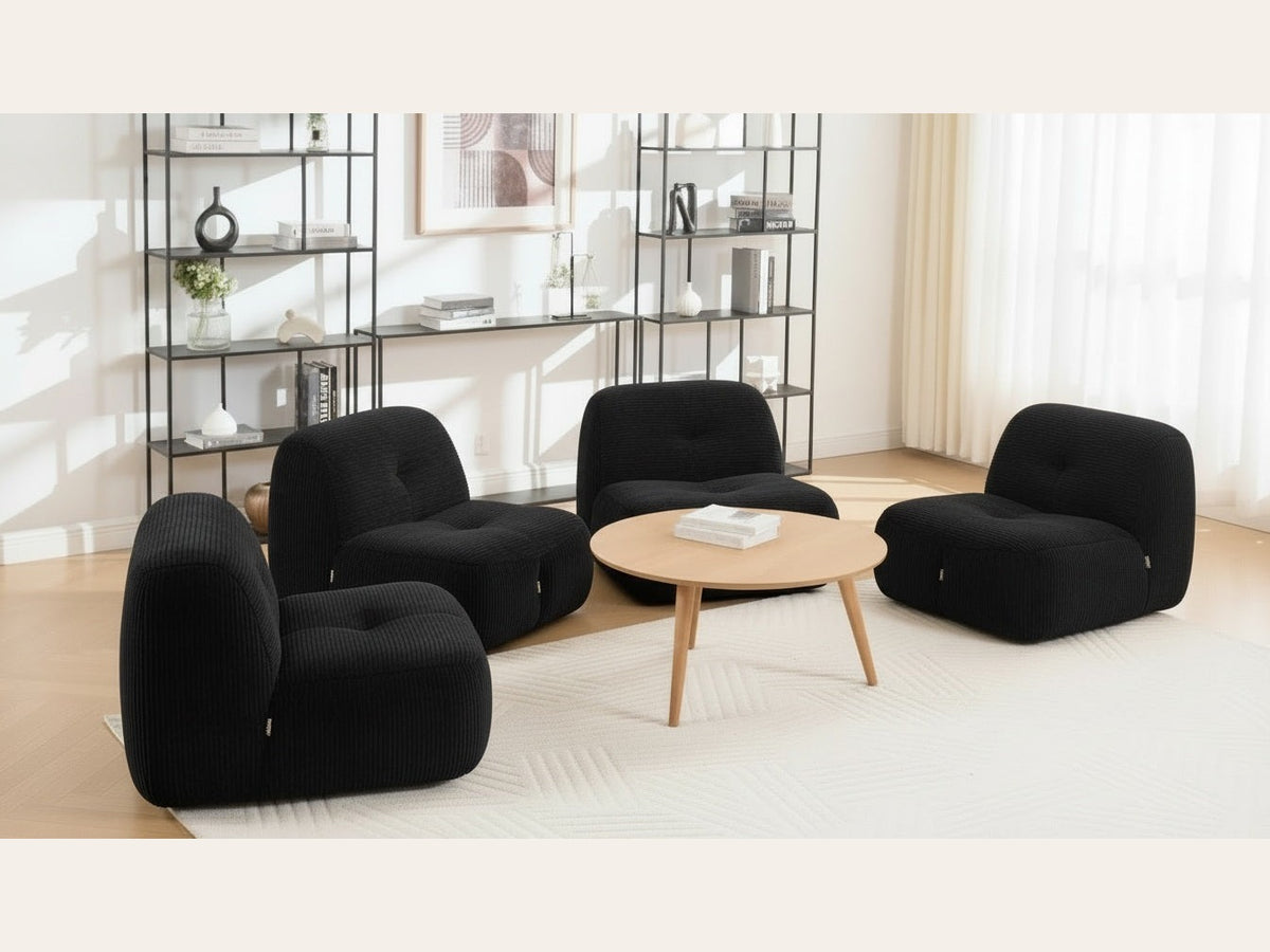 Lot de 4 fauteuils noir, de trois quarts dans un salon