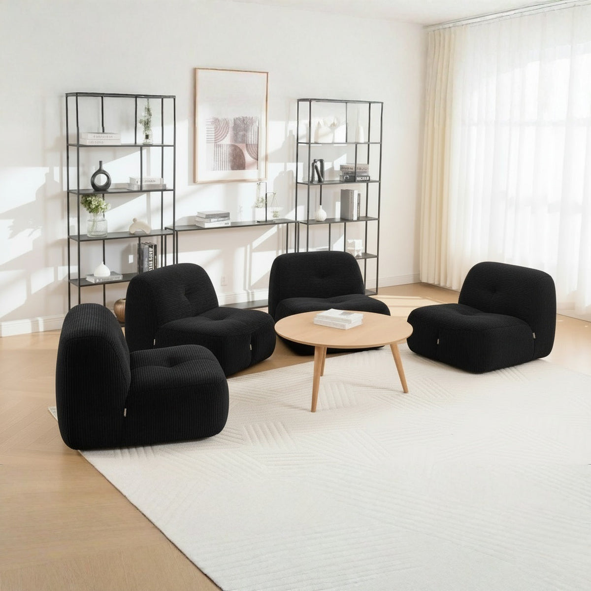 Lot de 4 fauteuils noir, de trois quarts dans un salon