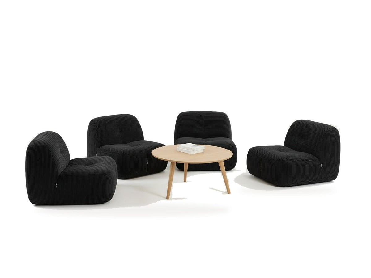 Lot de 4 fauteuils noir, vue de trois quarts sur fond blanc