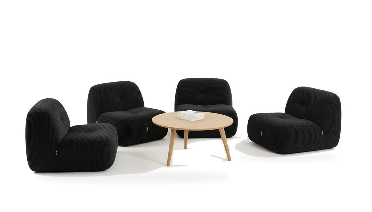 Lot de 4 fauteuils noir, vue de trois quarts sur fond blanc