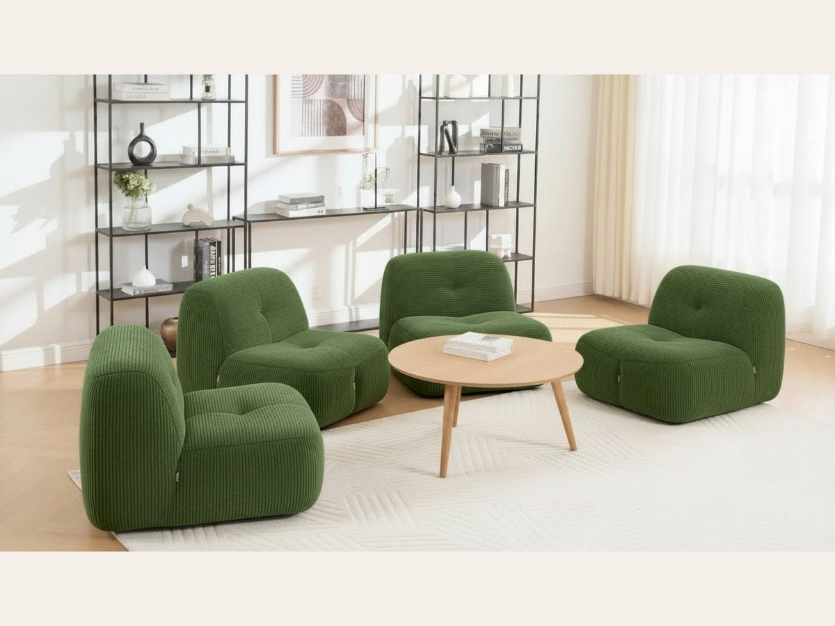 Lot de 4 fauteuils vert, de trois quarts dans un salon