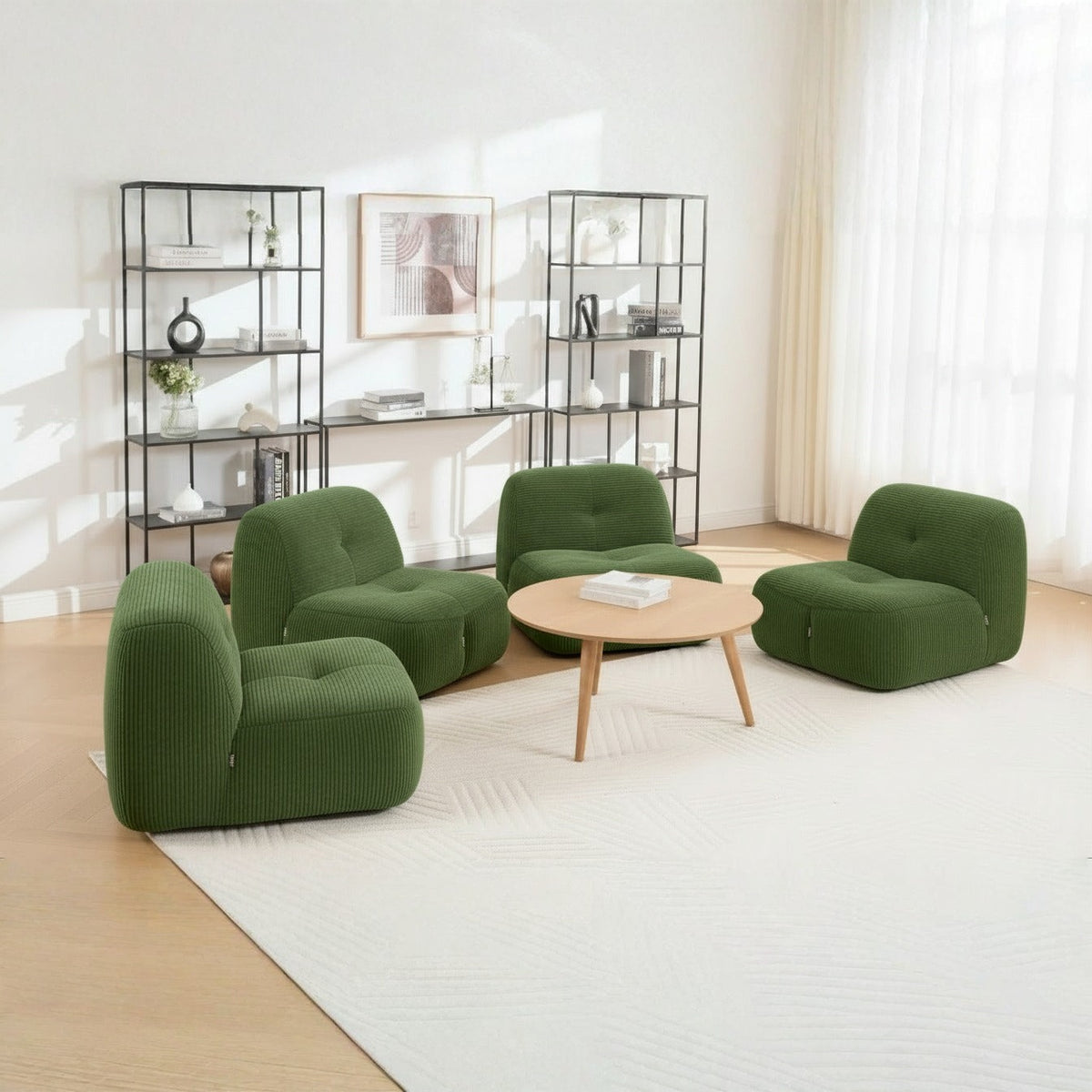 Lot de 4 fauteuils vert, de trois quarts dans un salon